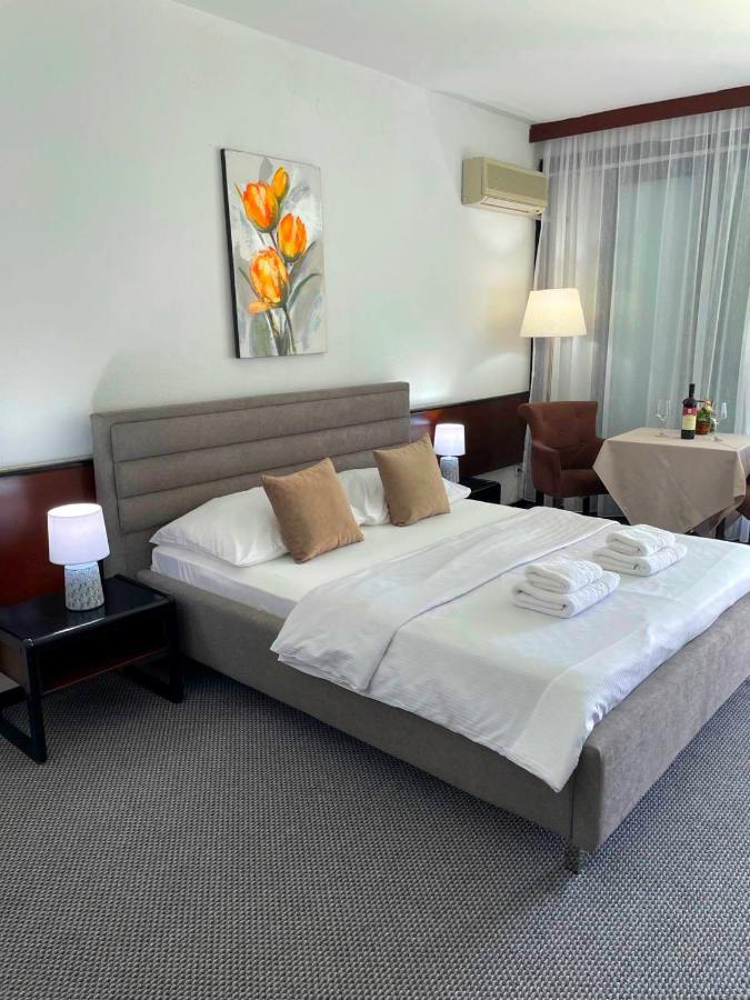 Corpus A - Hotel Albatros 울친 외부 사진